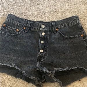 Size 28 Levi shorts